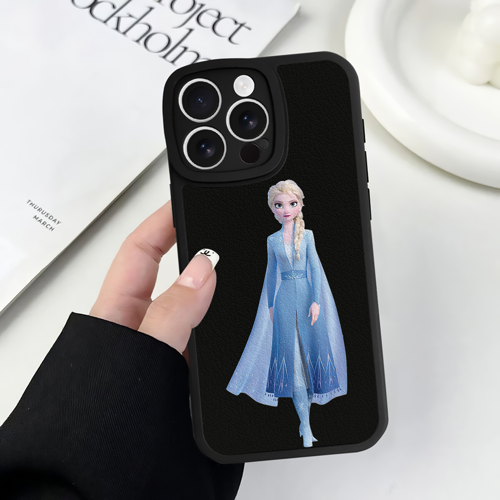 （画像用） アナと雪の女王 アンナ エルサ Frozen Anna Elsa 【iPhone 16シリーズ対応】シリコンスマホケース（レザー調） 材質：シリコン